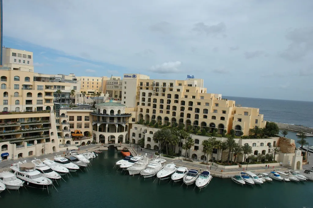Portomaso Apartment
