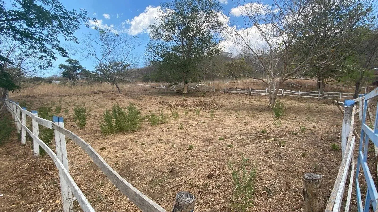 300 m² lot ready to build with utilities available a few minutes from Tamarindo