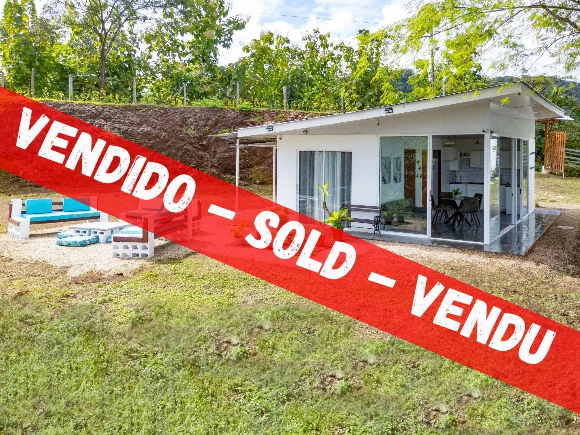 VENDIDO - Terreno com vista para a montanha e casa com 2 quartos com todos os serviços.