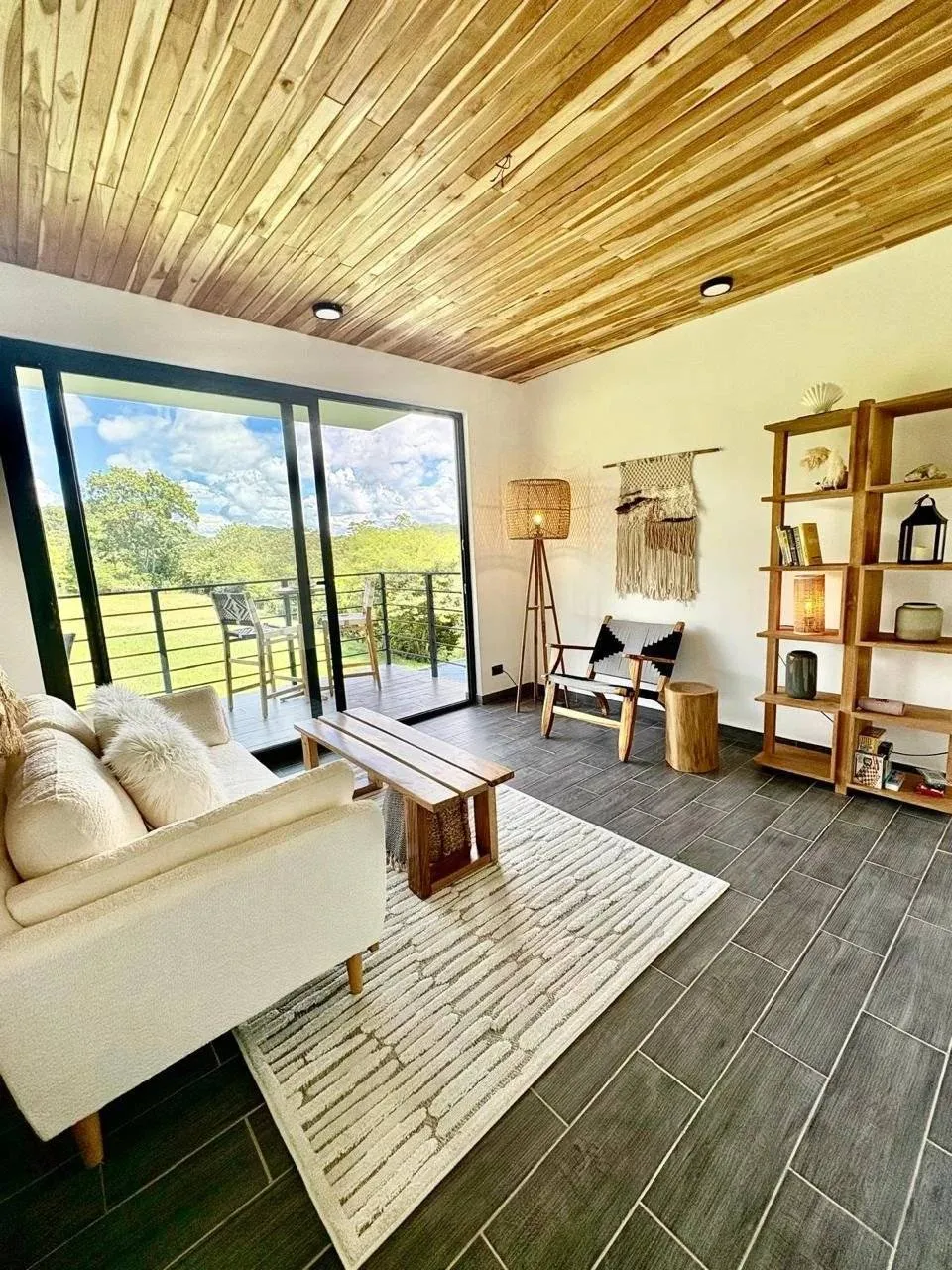 Elegant New Apartment – Unbeatable Location in Tamarindo