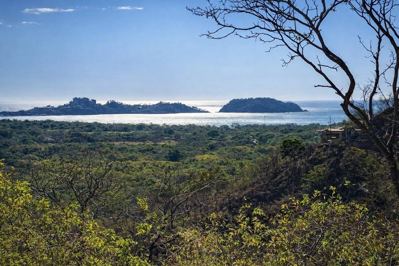 5000 m2 of land overlooking the bay of Flamingo and the Marina