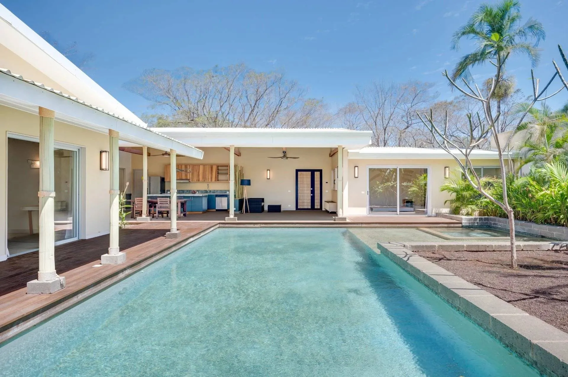 Playa Tamarindo, Guanacaste, Costa Rica yakınında havuzlu, yeni 4 yatak odalı güzel bir ev.