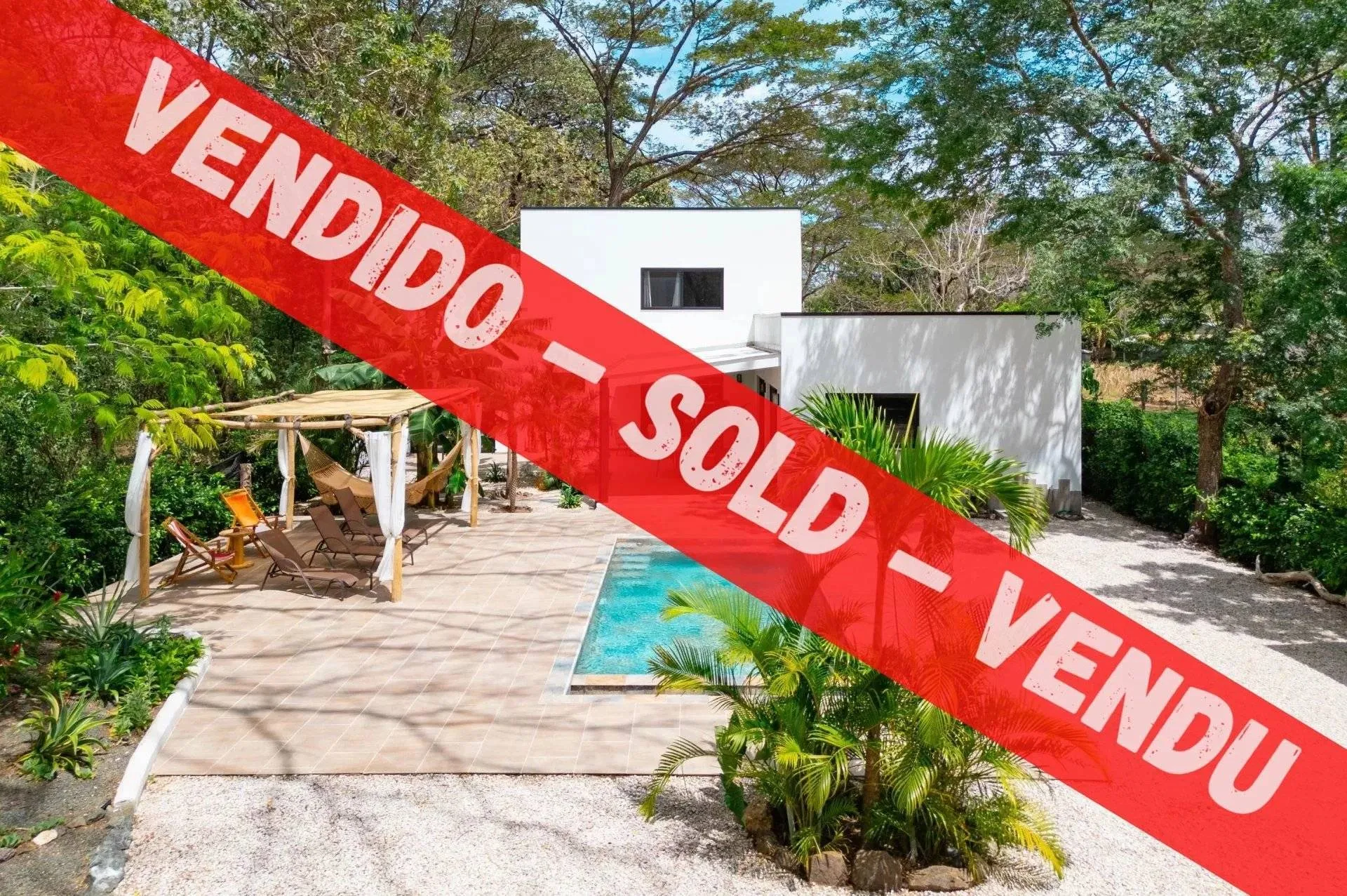Spaziosa villa moderna di 320 m2 con piscina, pensione di 62 m2 e grande giardino tropicale a pochi minuti dalla spiaggia di Tamarindo.