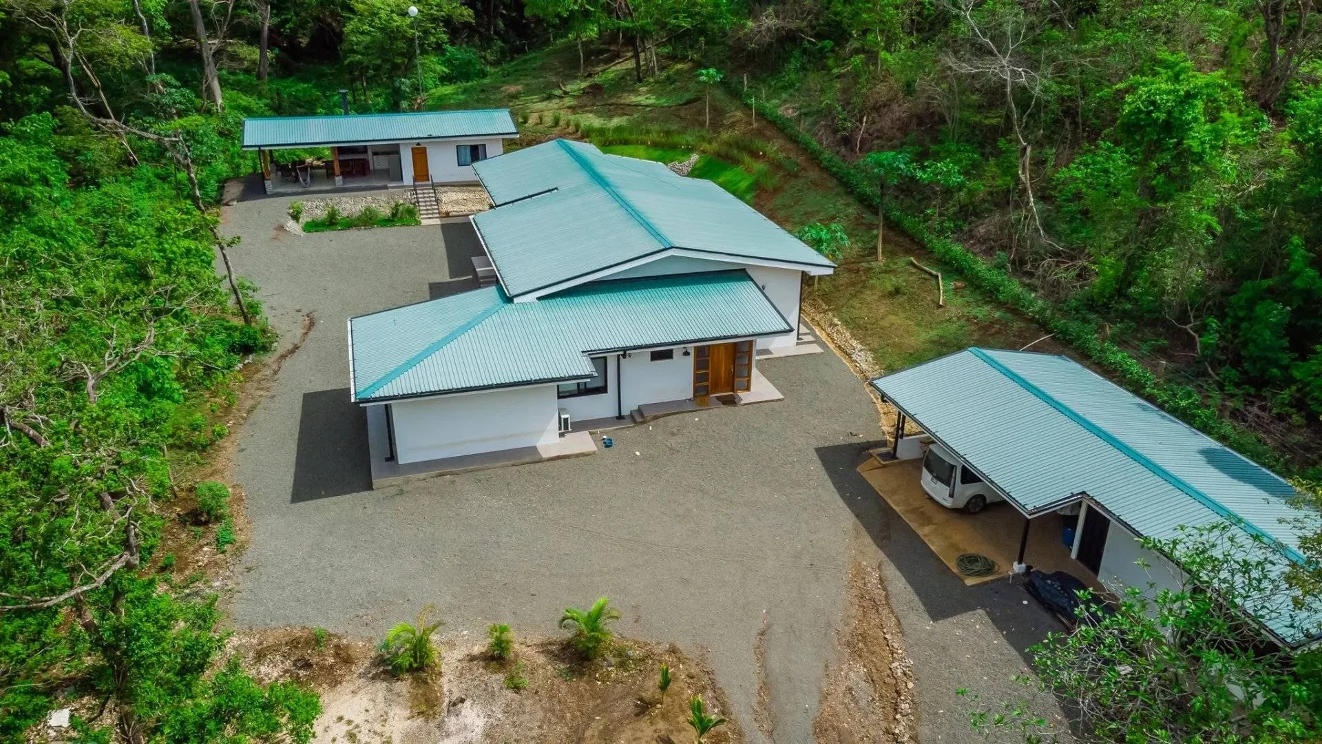Modern House + Guest House on a Lush 1.5 ha Plot, 10 min. from Huacas, Guanacaste