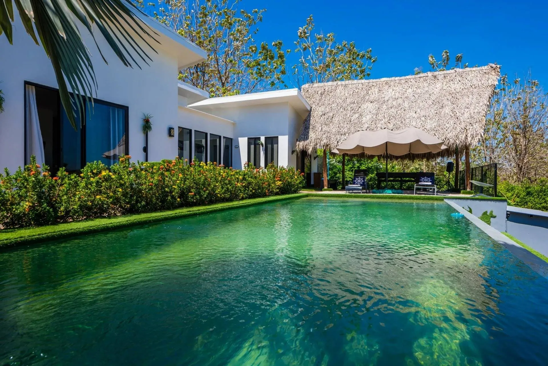 EXCLUSIVITY - 5,057 m² Property in Rio Santos – European-Style House with Pool and Spectacular Views.