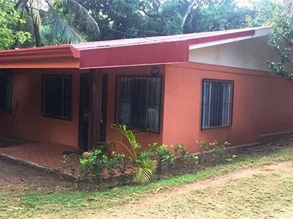 Property of 4 houses and a building of 4 apartments, 700 meters away from the sea
