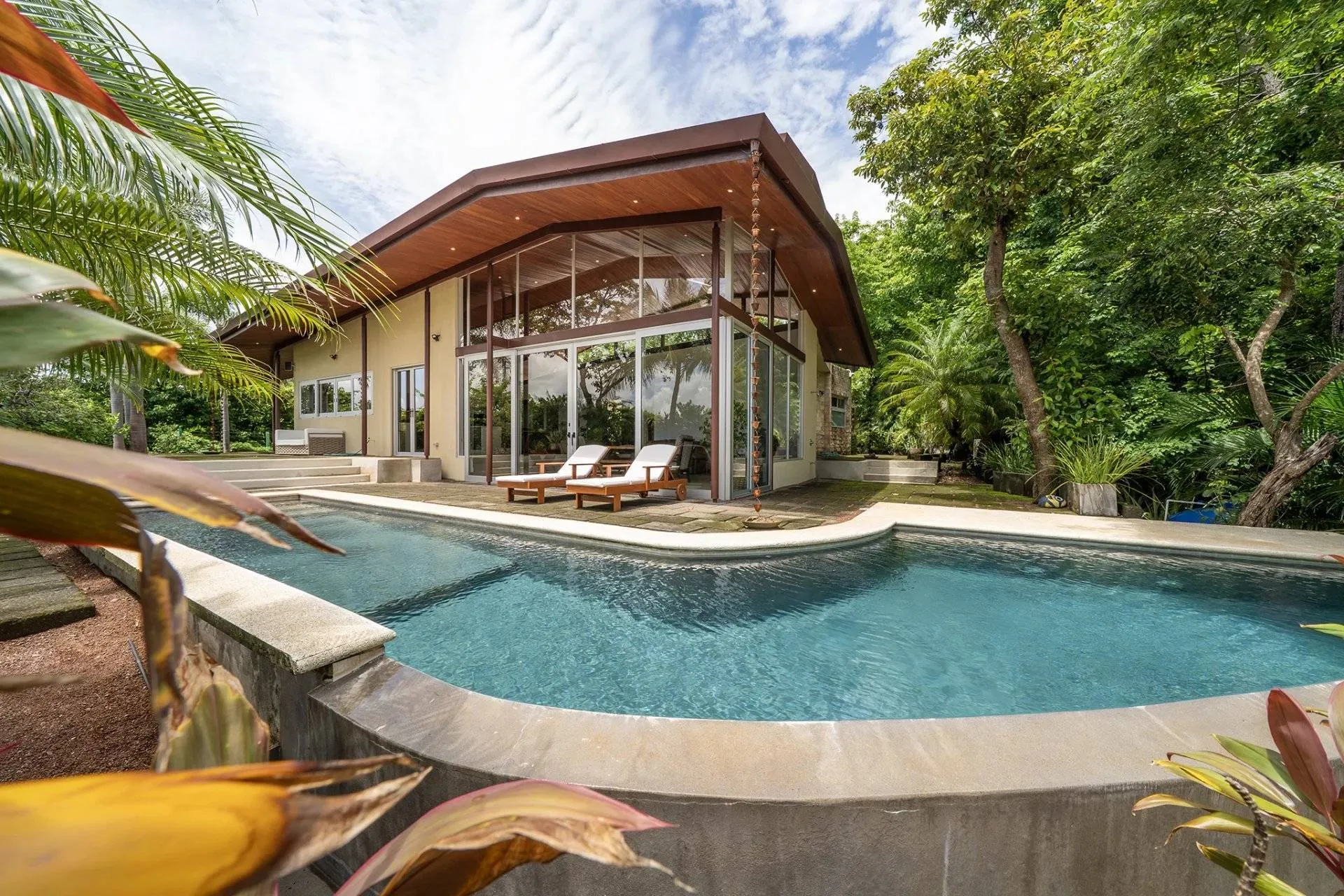 Modern villa with valley views in an exclusive condominium – Privacy, style, comfort, and potential.