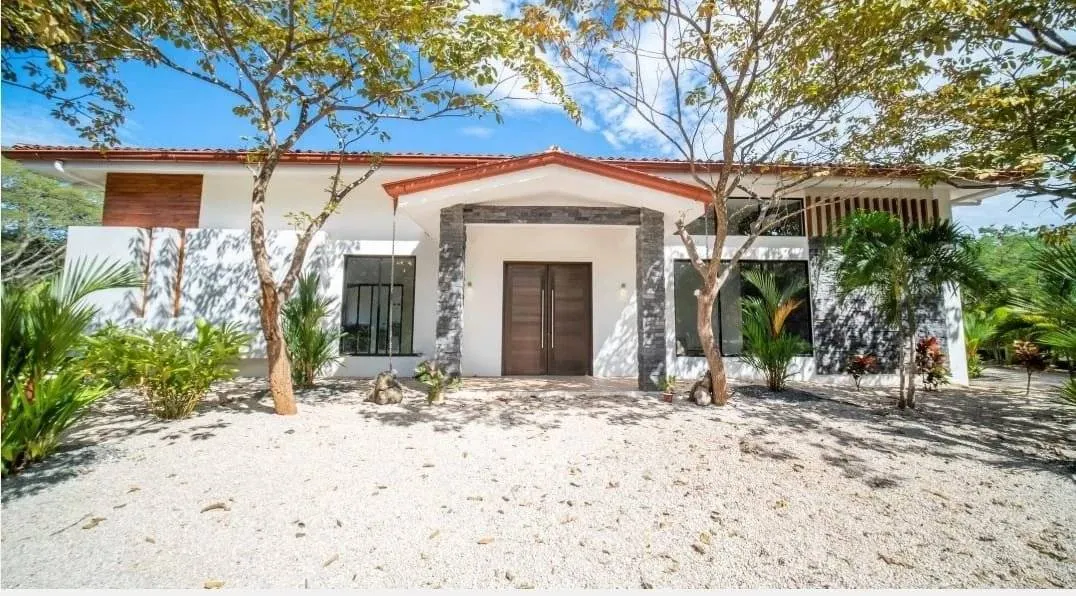 Beautiful 3-Bedroom Luxury Villa in the Heart of Tamarindo