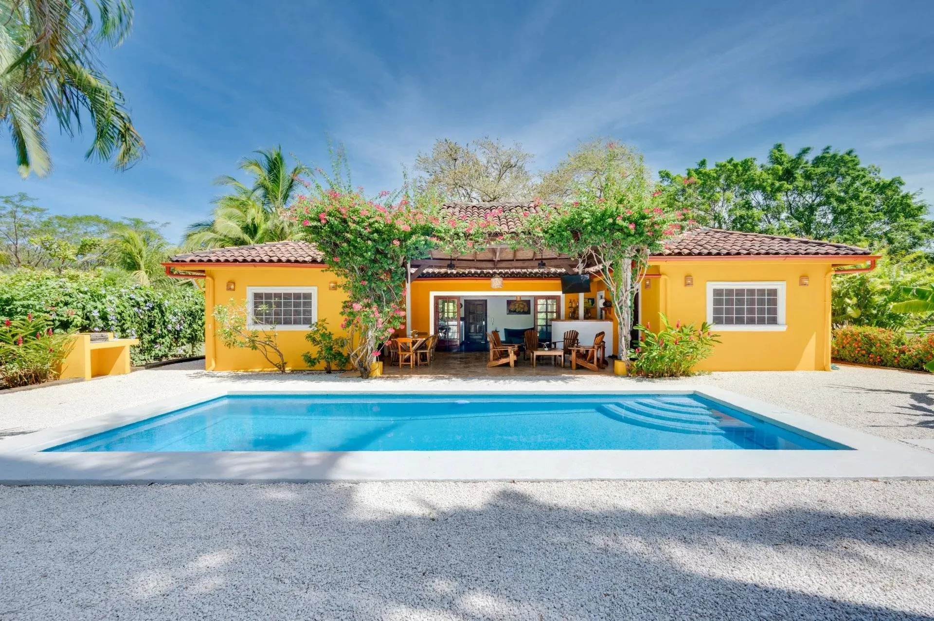 Magnificent 8,869 m² estate surrounded by a lush tropical garden and just minutes from the most beautiful beaches in the Tamarindo area.