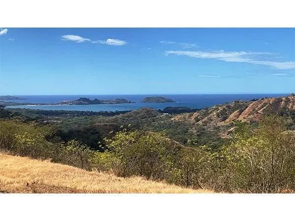 For investors - Building lot of 9 hectares (90,000 m2) with superb sea view