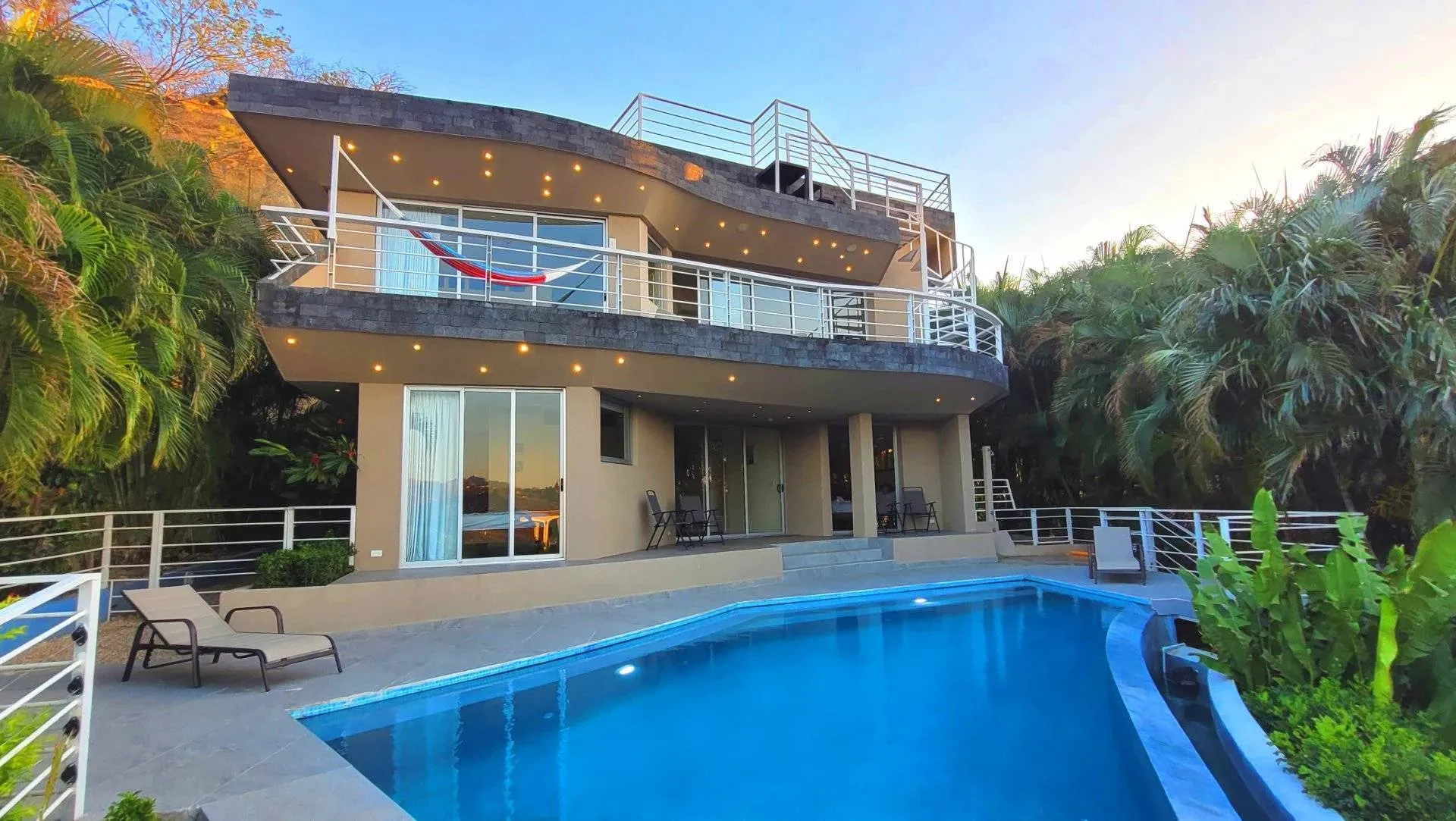 Casa Nalifos – Maison Élégante avec Vue sur l'Océan à Distance de Marche de la Plage à Playa Flamingo