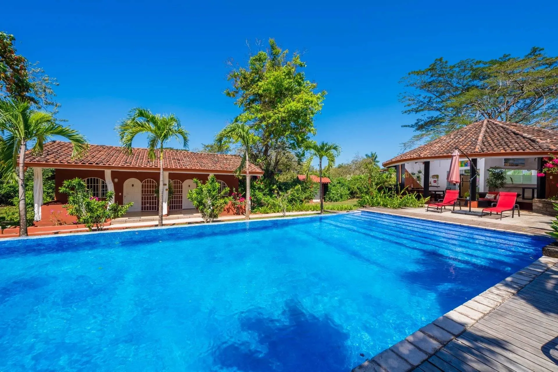 Magnifique propriété dans un Jardin d'Éden entourée de 7 appartements à louer avec 2 piscines