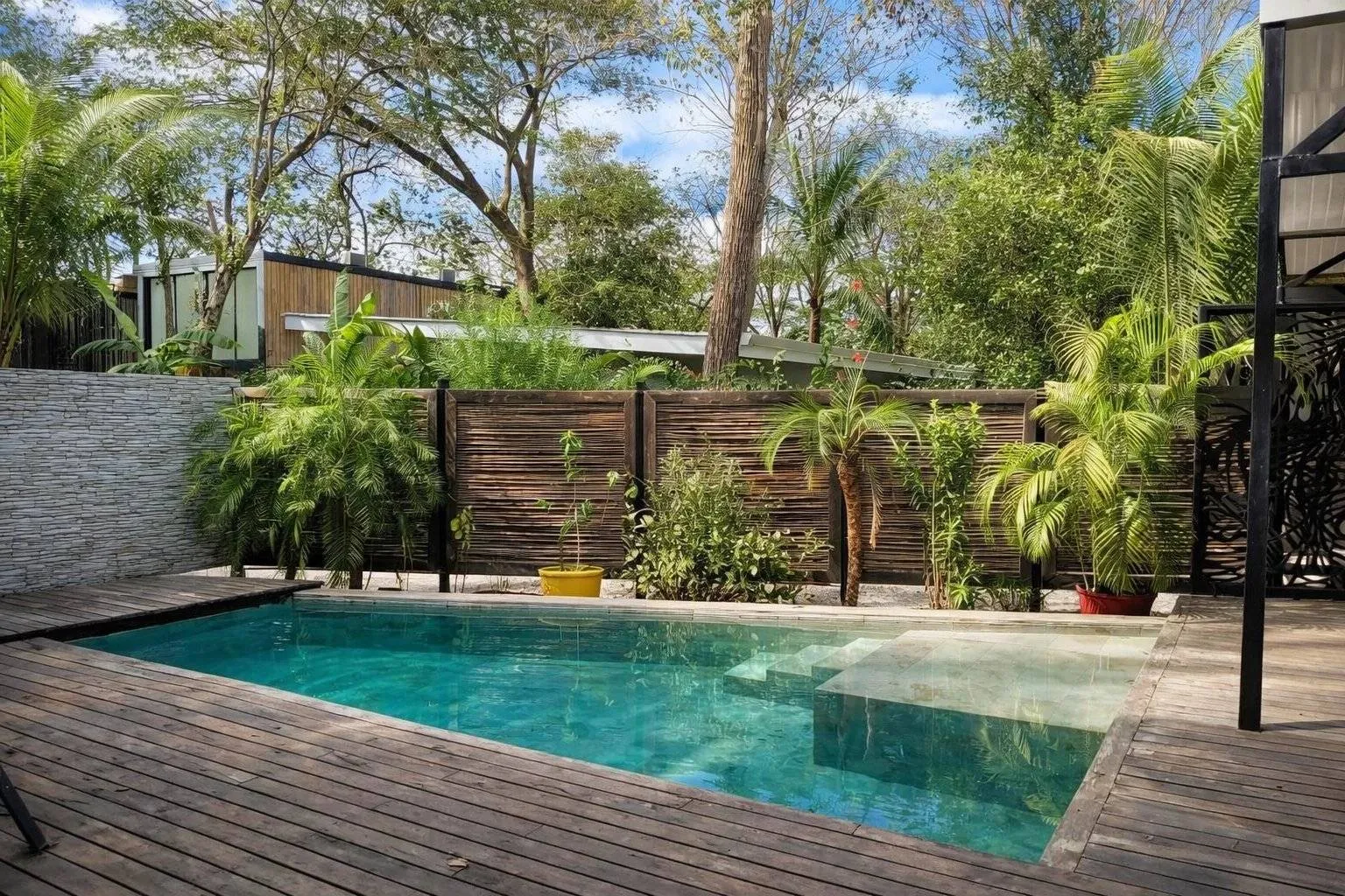 Complexe touristique exclusif avec une villa principale, 6 unités locatives et piscines privées à quelques pas de la plage.