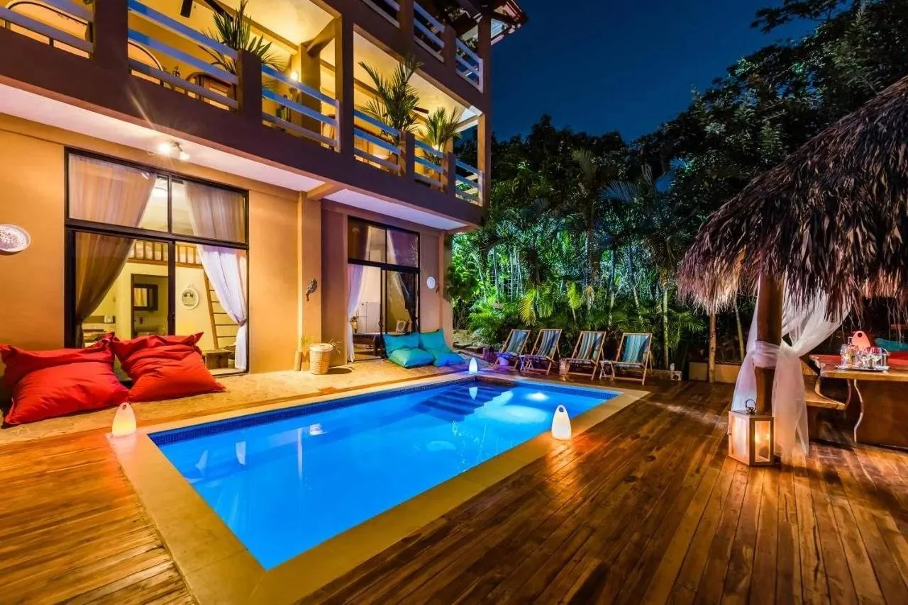 Income-generating villa with studios just 250 meters from Tamarindo beach.