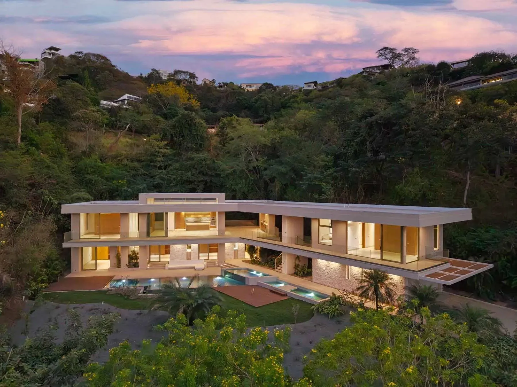 Brand new luxury estate in Tamarindo 300 meters from the beach