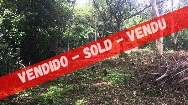 SOTTO CONTRATTO. Lotto di 813 m2 a meno di 5 minuti da Playa Tamarindo.