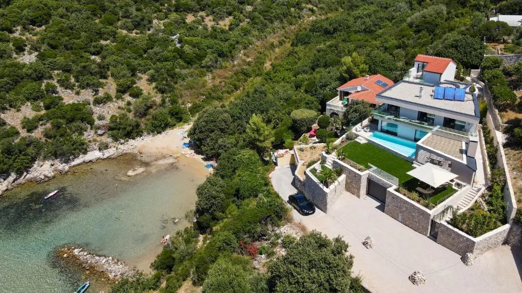 Kesintisiz Panoramik Deniz Manzarasına Sahip Olağanüstü Lüks Deniz Kıyısında Villa