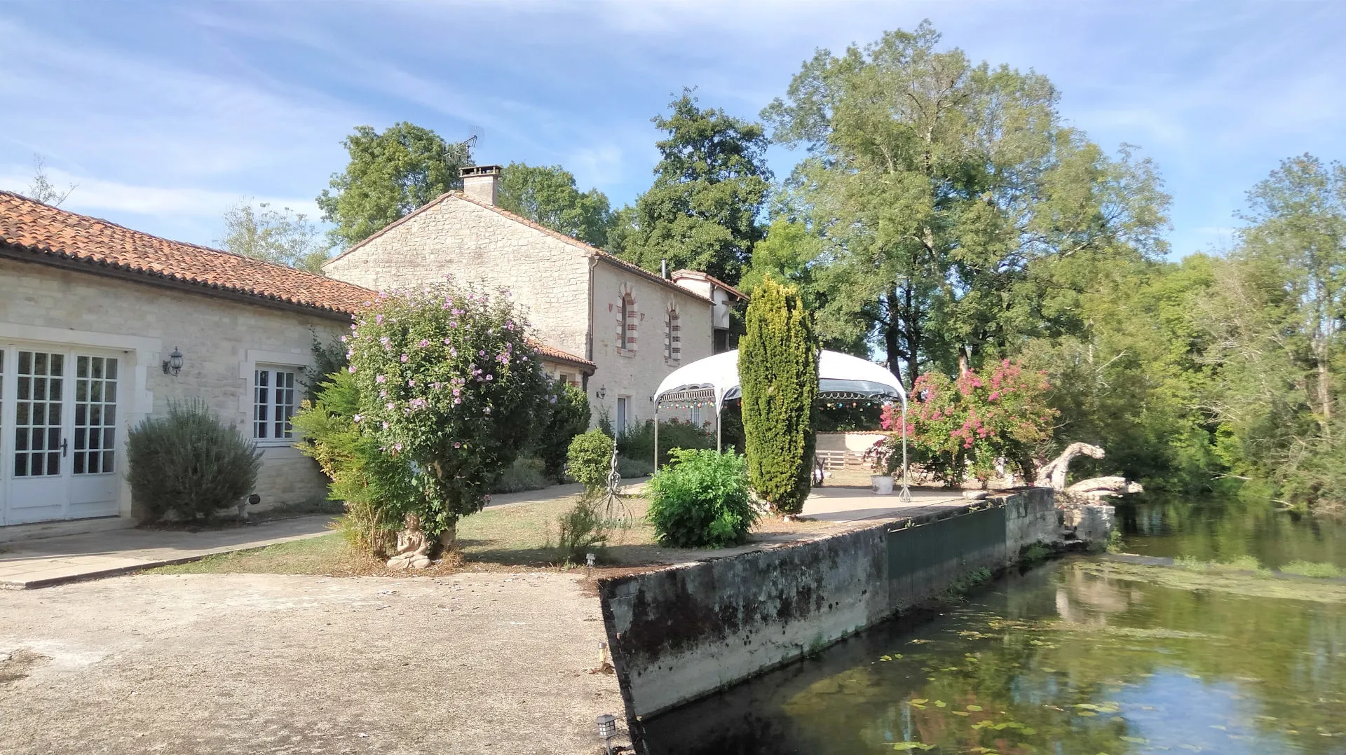 Ancien Moulin en Pierre sur Île Privée, Rivière Charente, Vues