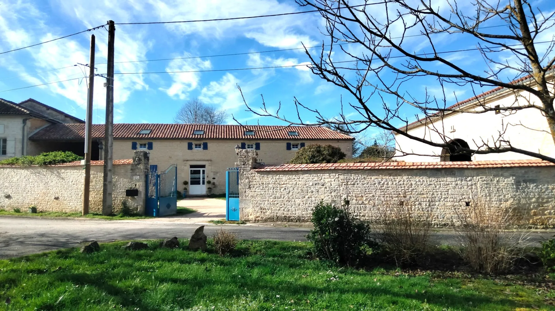 Golden Stone Rustic 4 Bedrooms, independent Apartment, Barns - Charente