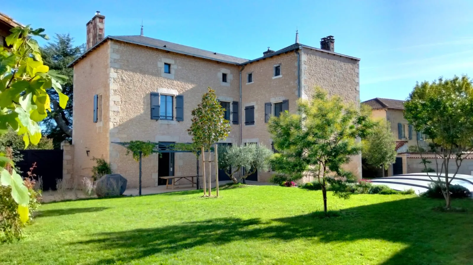 Stile Maison de Maître, 7 camere da letto, 7 bagni, A pochi passi da negozi e ristoranti, Piscina, Annessi in pietra, Fienili