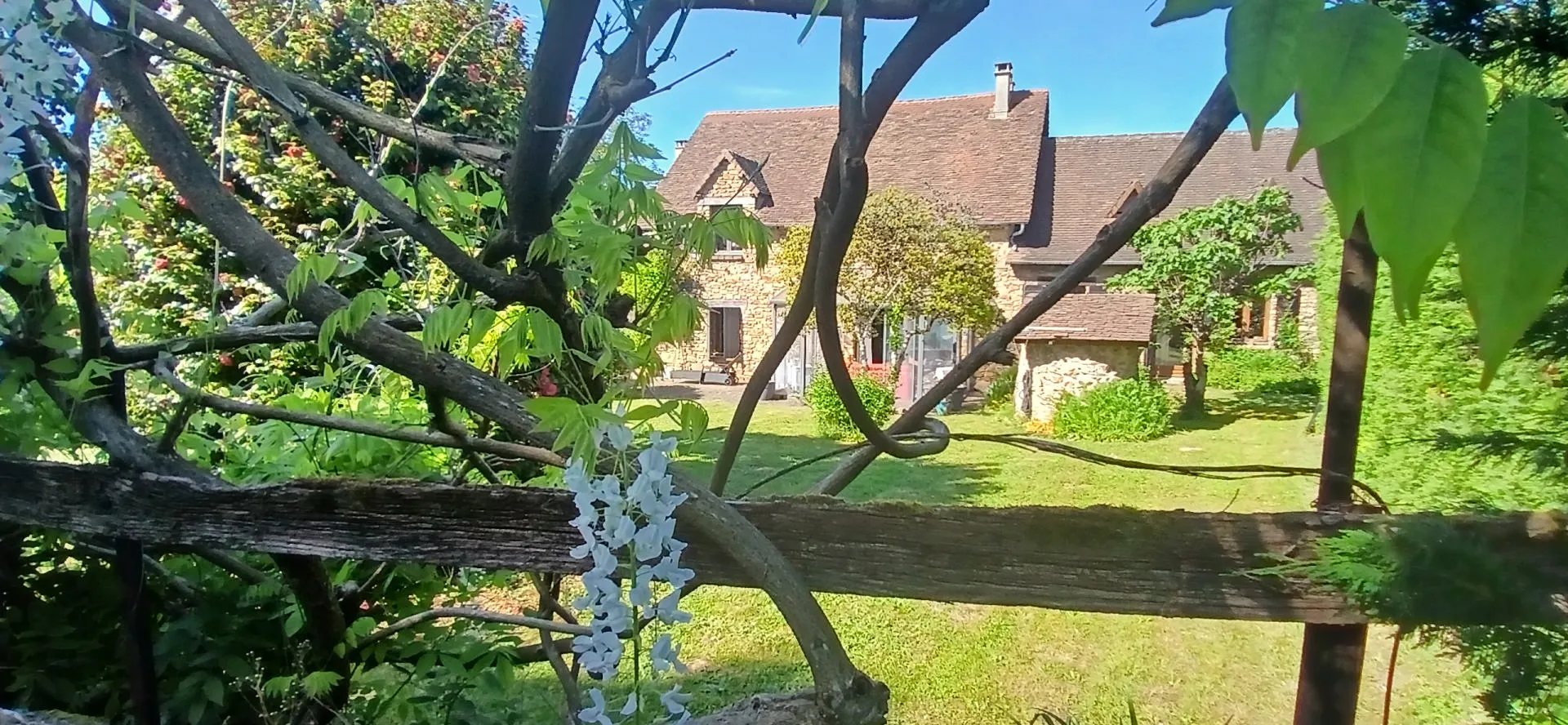 Stüdyo dairesi, garaj ve bahçesi olan karakter taş ev, satılık Dordogne