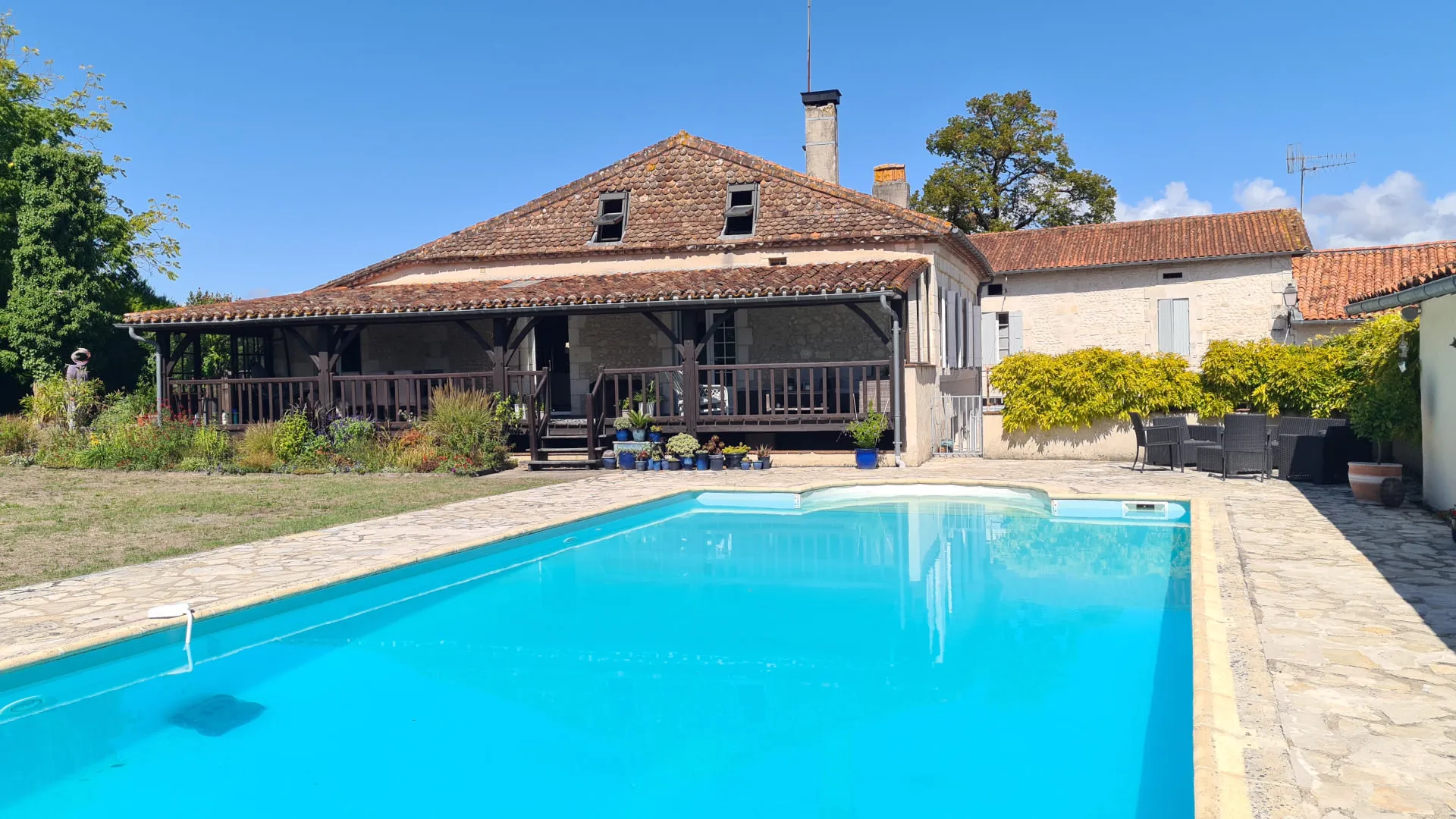 Magnífica casa de vila com 2 casas de hóspedes e piscina.