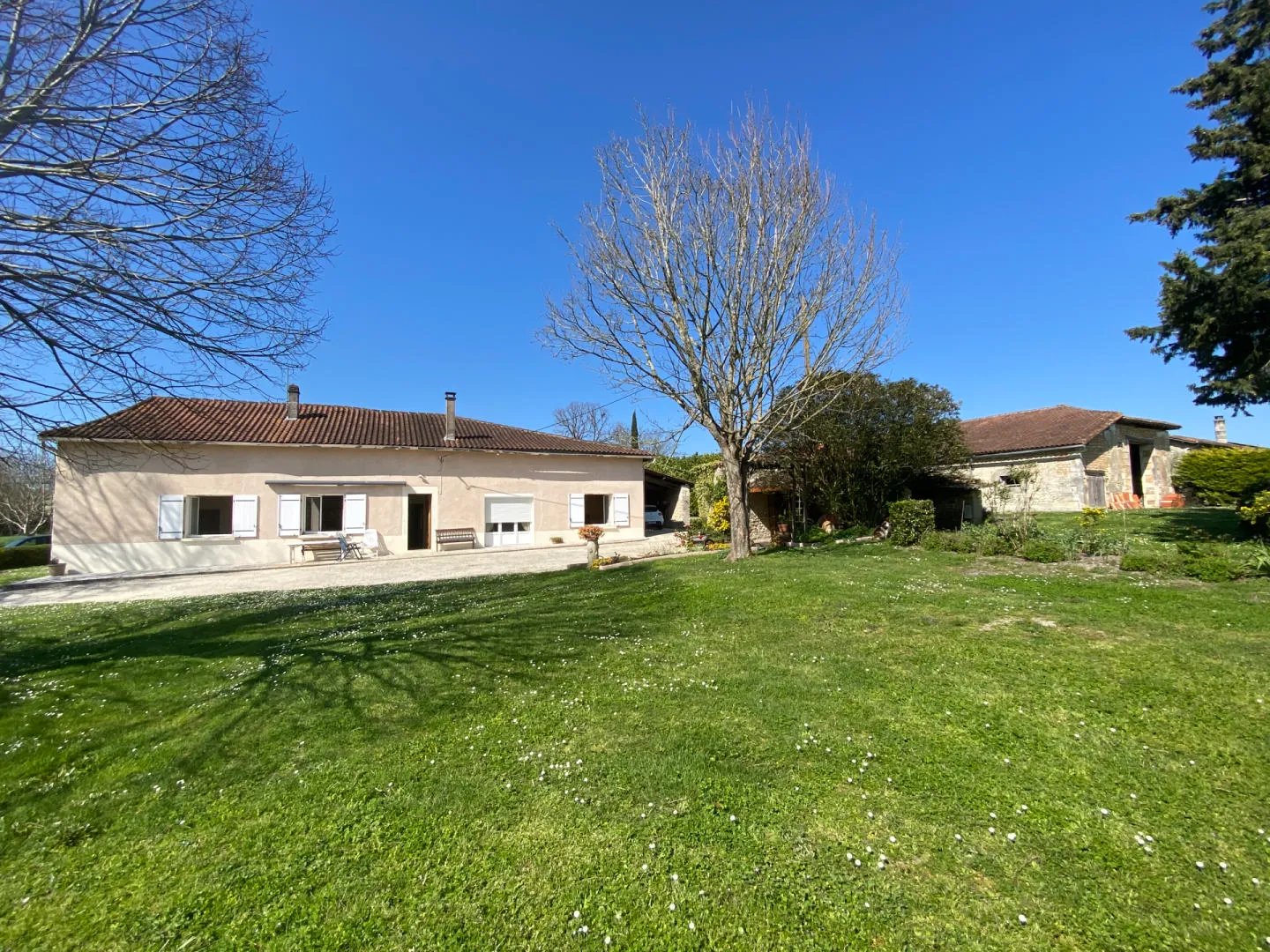 Propriété de Campagne avec Grand Potentiel et Vues près de Chalais
