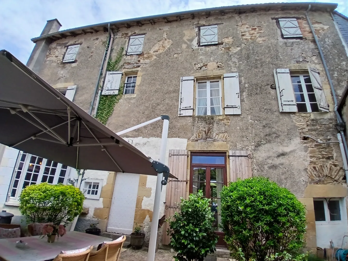 A very Grand Dordogne Village house for sale with views of the château. 14 rooms.