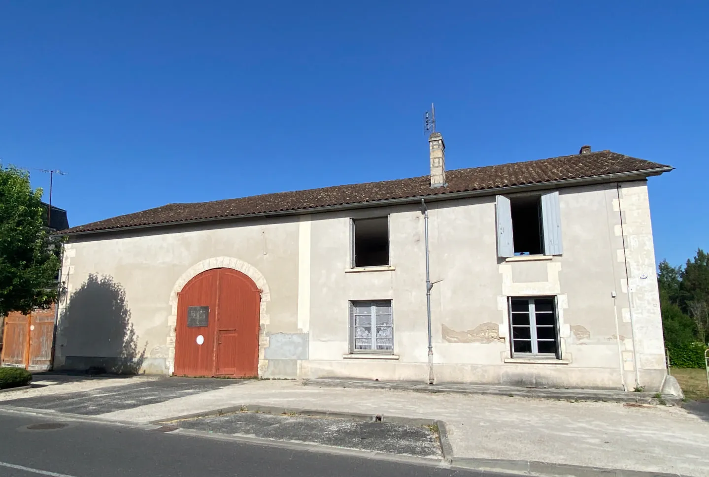 Rare opportunity: Large townhouse for sale in Chalais, South Charente.