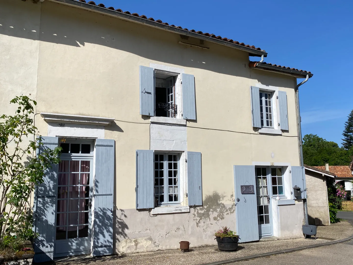 Près de Chalais. Charmante maison au cœur d’un village recherché, avec vue sur l’église.