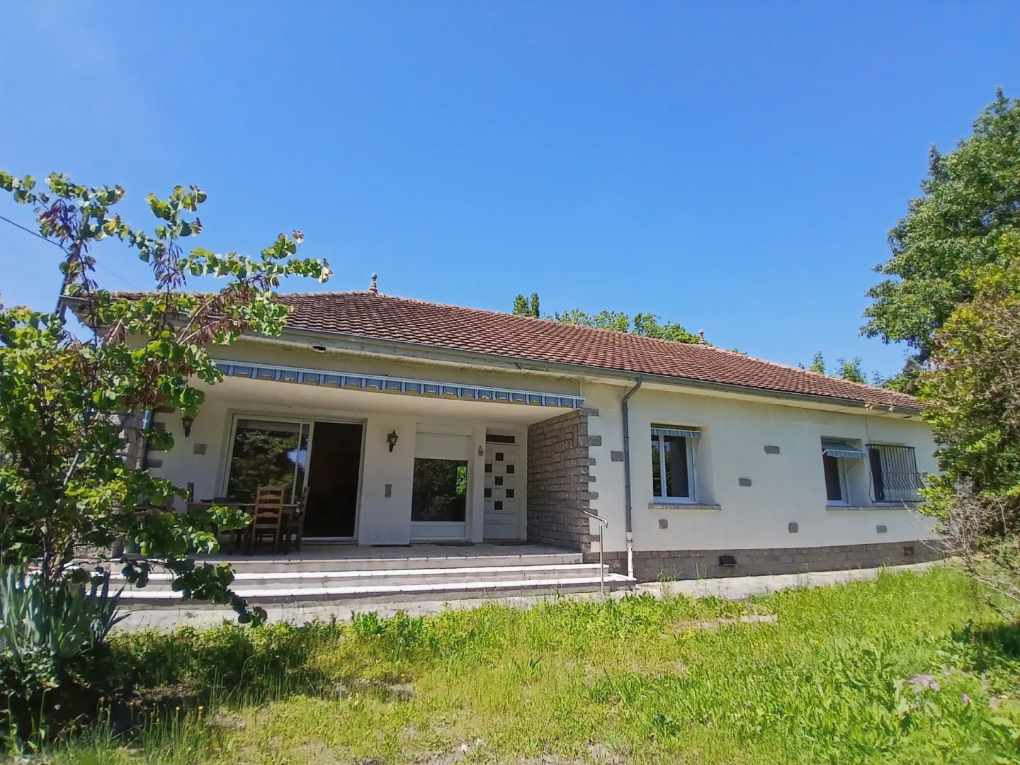 3 bedroomed Pavillion style house on one level with an acre of land for sale Dordogne