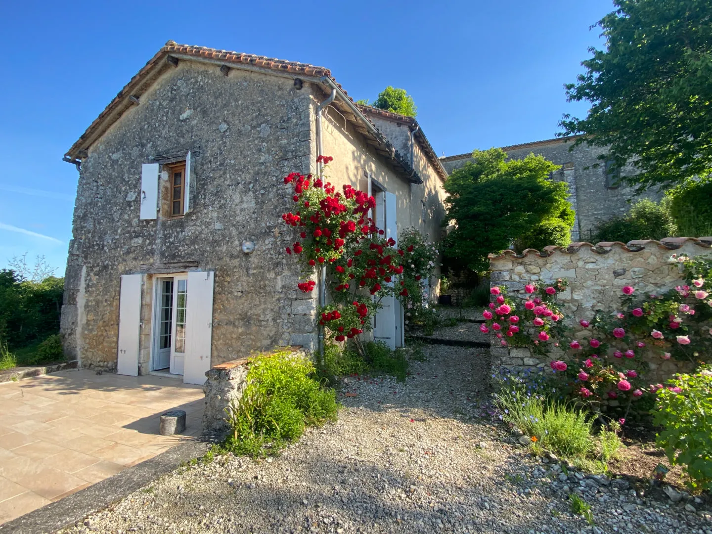 Village house. Three bedrooms, two living rooms, garden. Exceptional view.