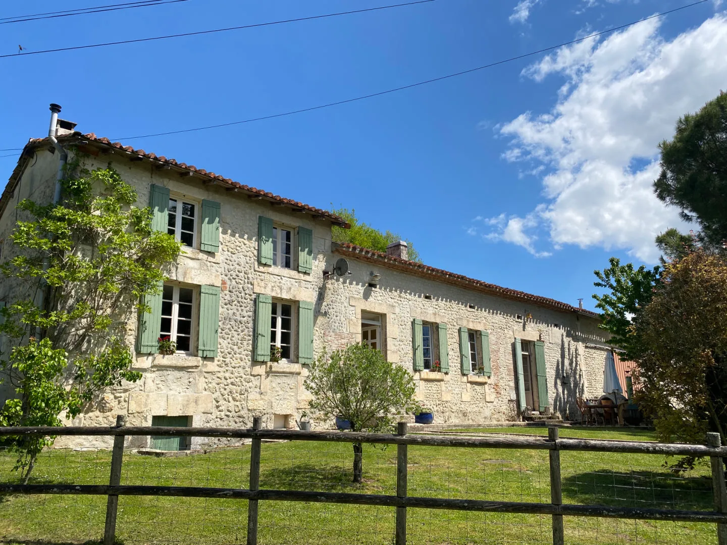 Near Aubeterre, country house with 2 guest houses, over a hectare of grounds. Beautiful views.