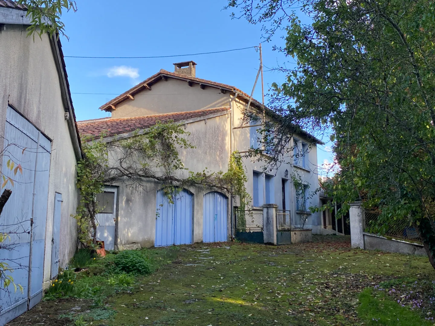 Magnifique propriété de 5 chambres à restaurer, grandes dépendances attenantes.