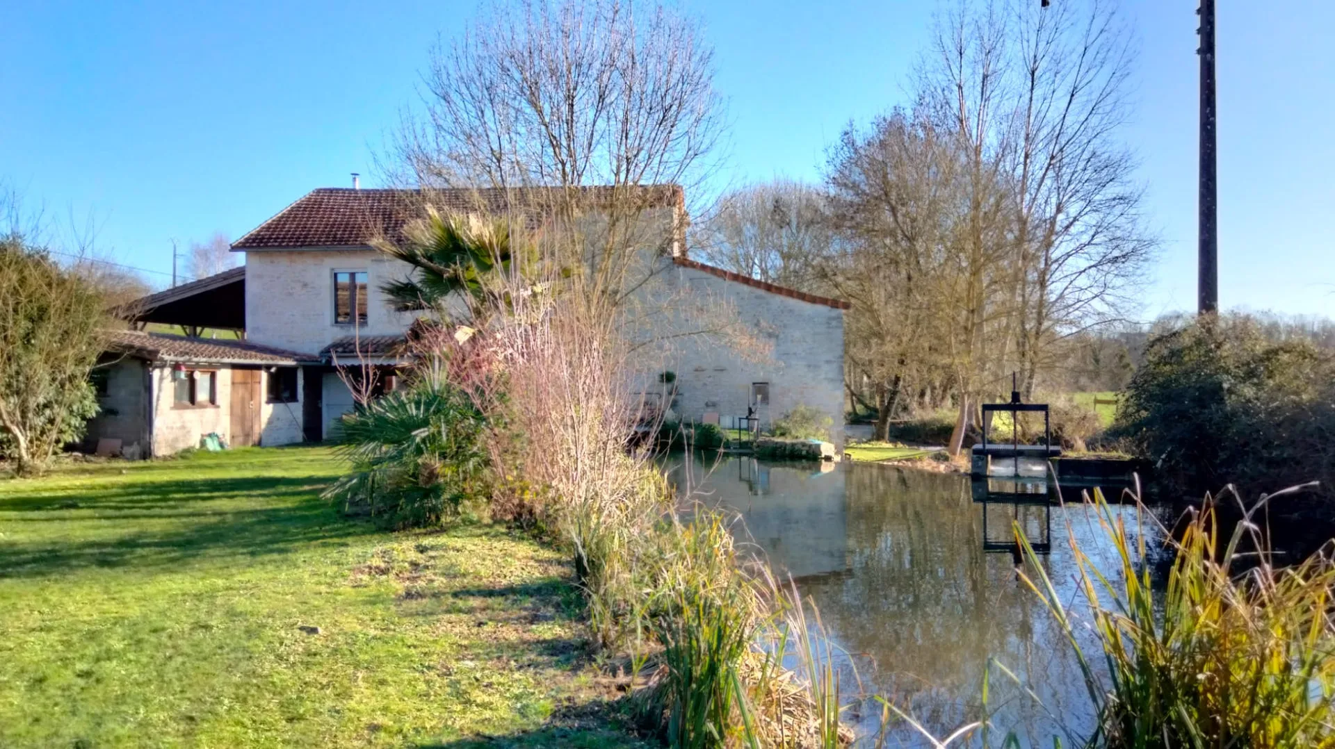 Wunderschöne goldene Steinbilderbuchmühle, Nr. Ruffec, Charente 3 Schlafzimmer, 2 Badezimmer, Nebengebäude, Aussicht