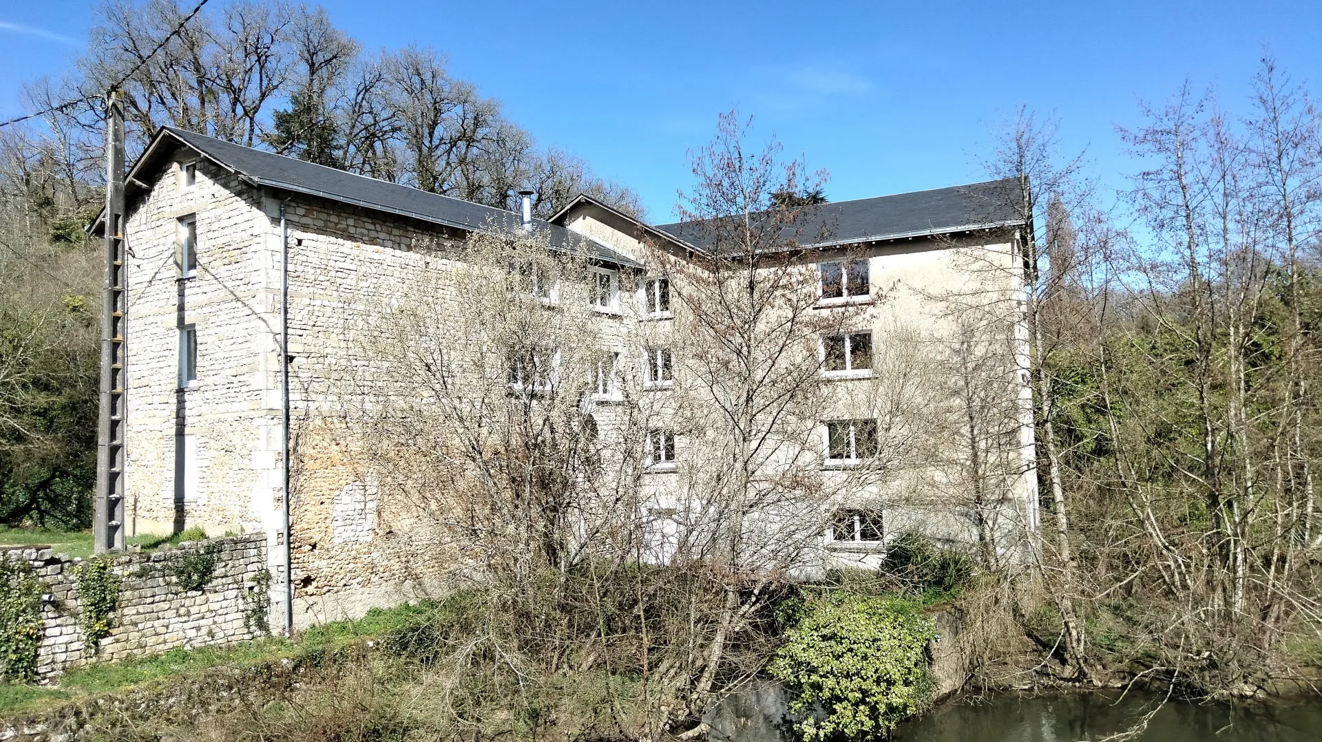 Molino histórico Charroux, abierto a ofertas, potencial de ingresos por alquiler