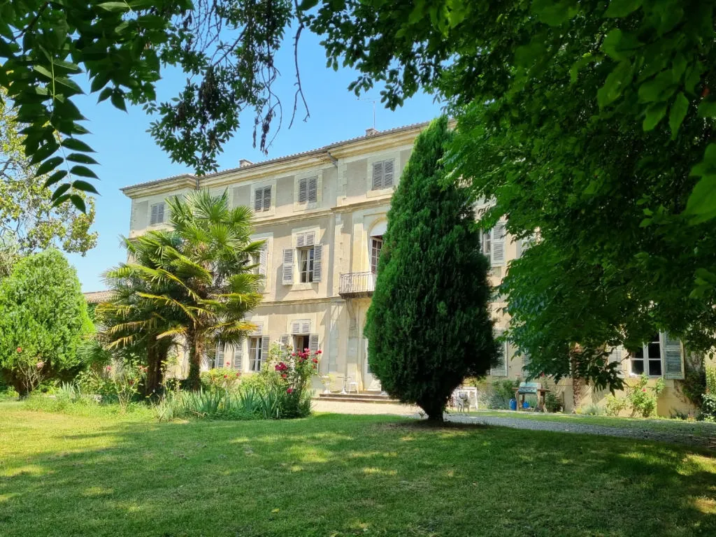 Aude. Authentisches Schloss aus dem 16. Jahrhundert, 3 unabhängige Cottages. 14 Hektar.