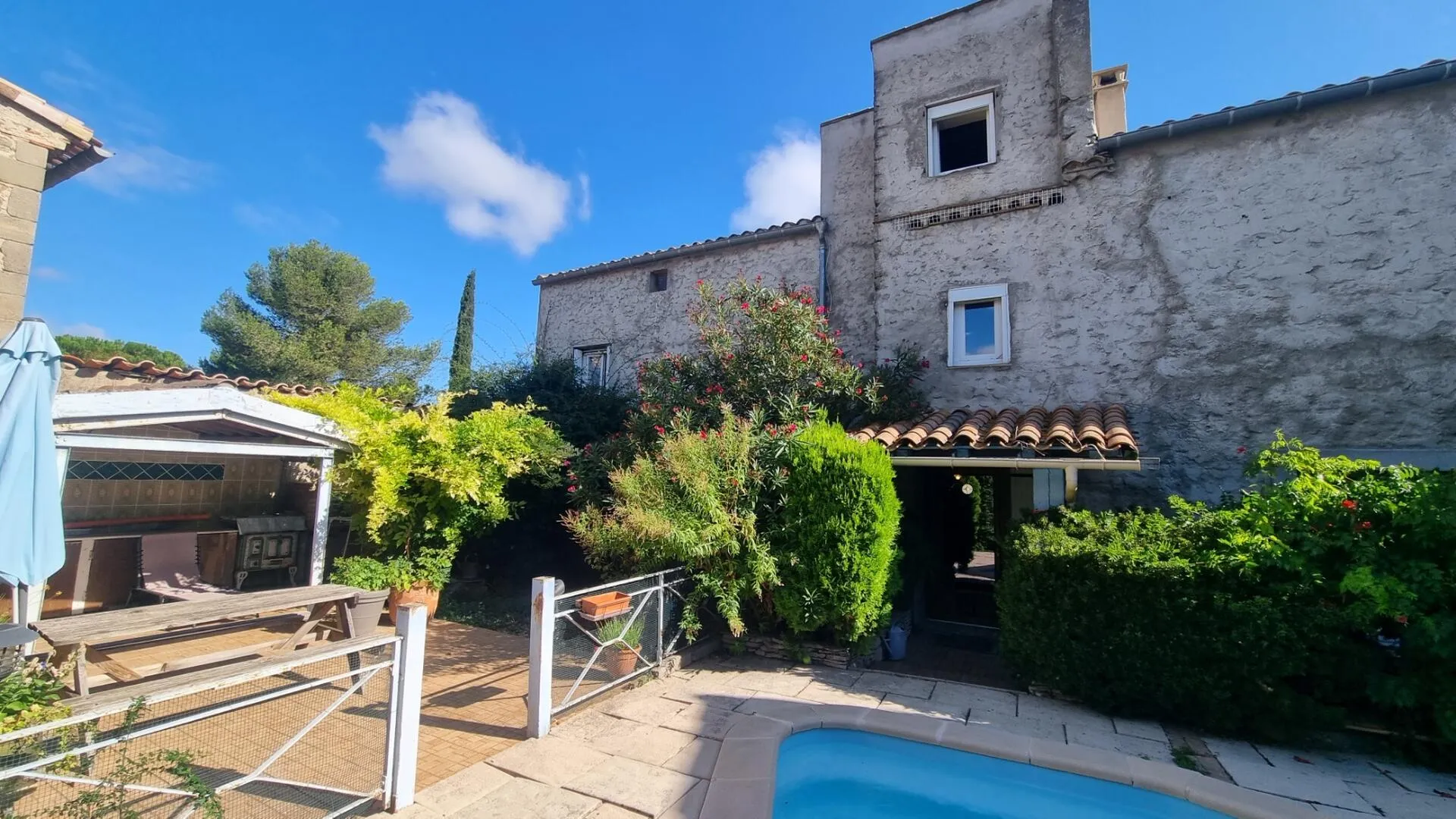 Charmosa casa histórica de pedra com jardim, piscina e anexos — a apenas 5 minutos de Carcassonne