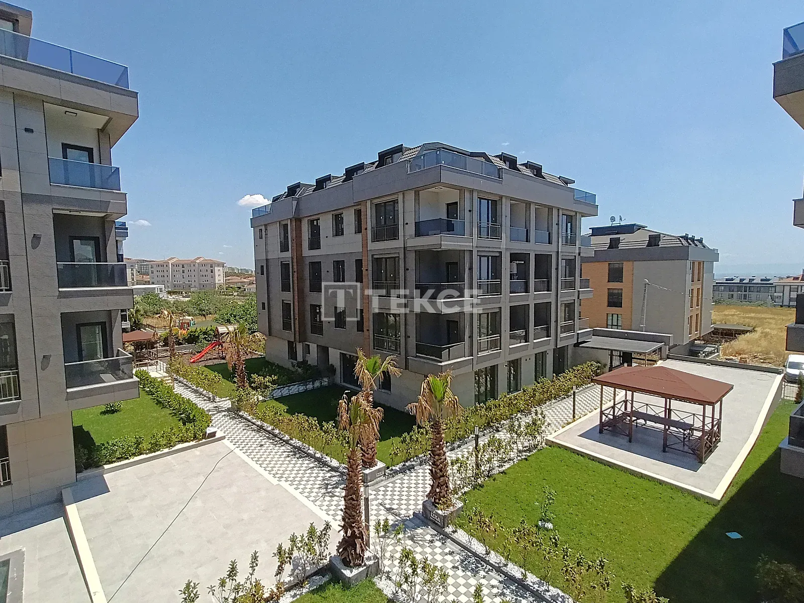 Apartamentos con Piscina Cubierta Cerca de la Playa y el Puerto Deportivo en Beylikdüzü