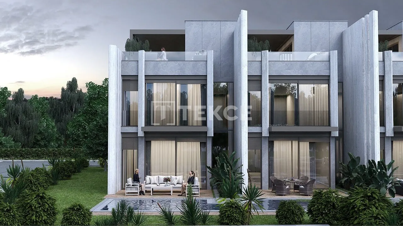 Villas com piscinas e elevadores perto do aeroporto em Antalya Ermenek