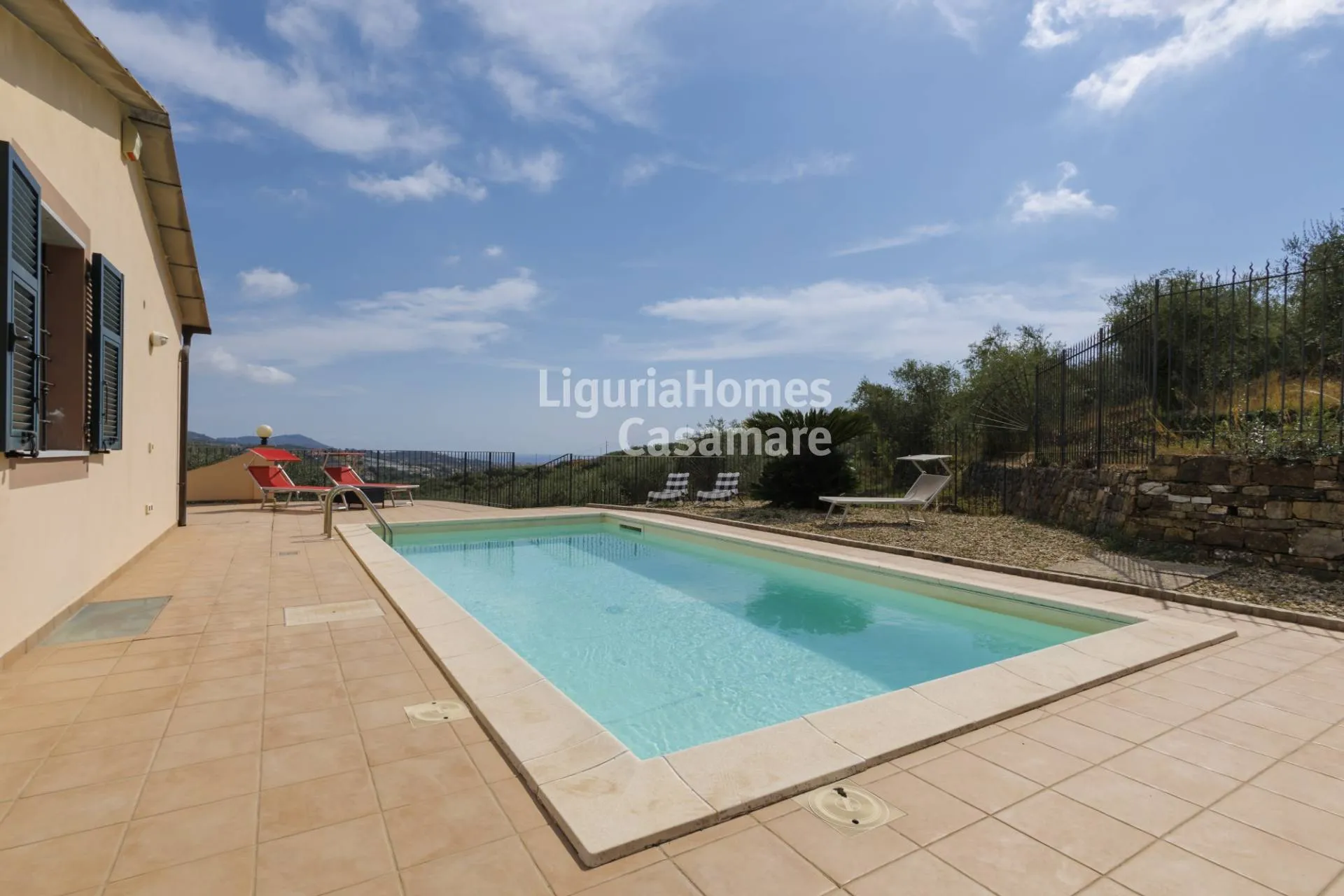 Villa for sale in Imperia, surrounded by greenery, with swimming pool and panoramic views.