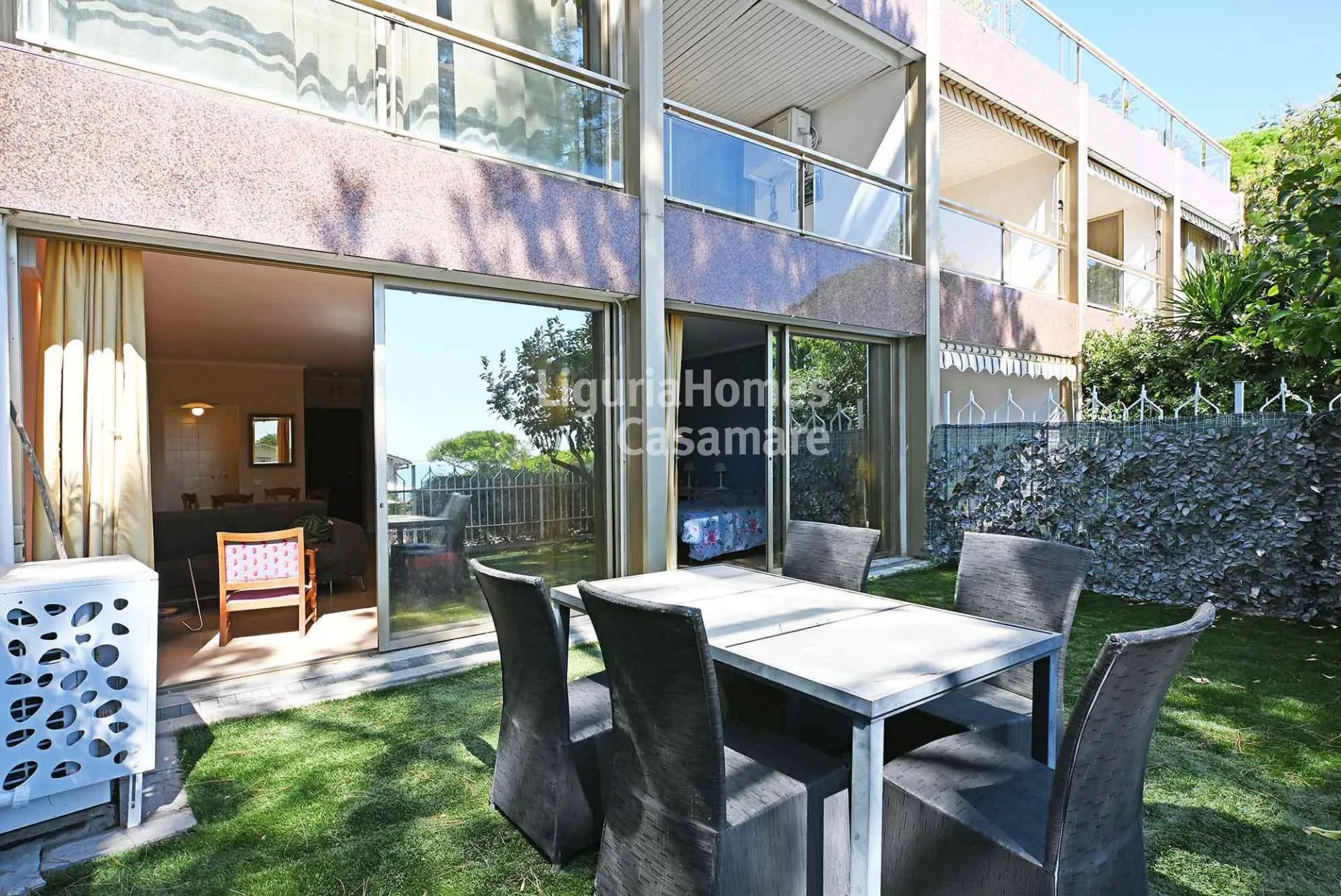 Geräumige Zwei-Schlafzimmer-Wohnung mit privatem Garten zum Verkauf in San Remo, in einer Wohnanlage mit Swimmingpool.