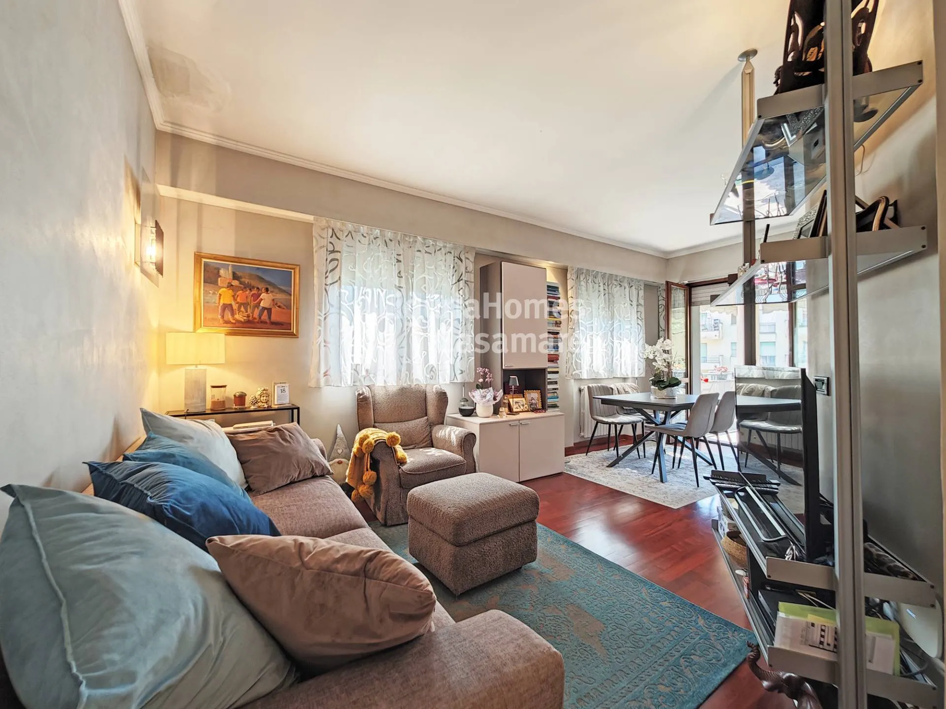 A renovated and furnished three-room flat with garage and terrace is for sale in Bordighera.