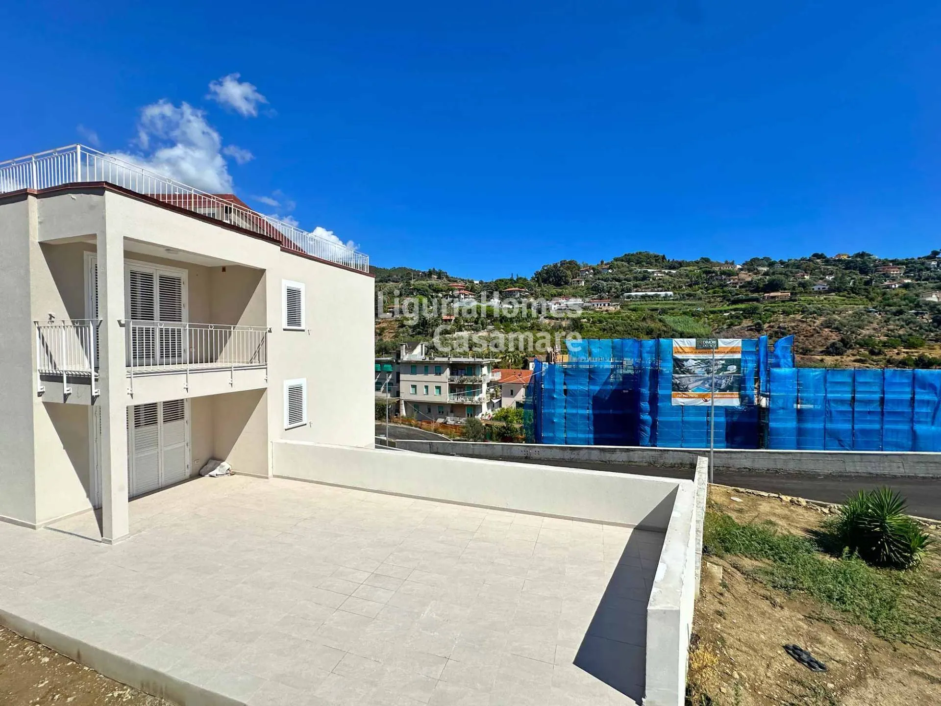 New-build penthouse for sale in Bordighera with sea view, terraces, garage and swimming pool.