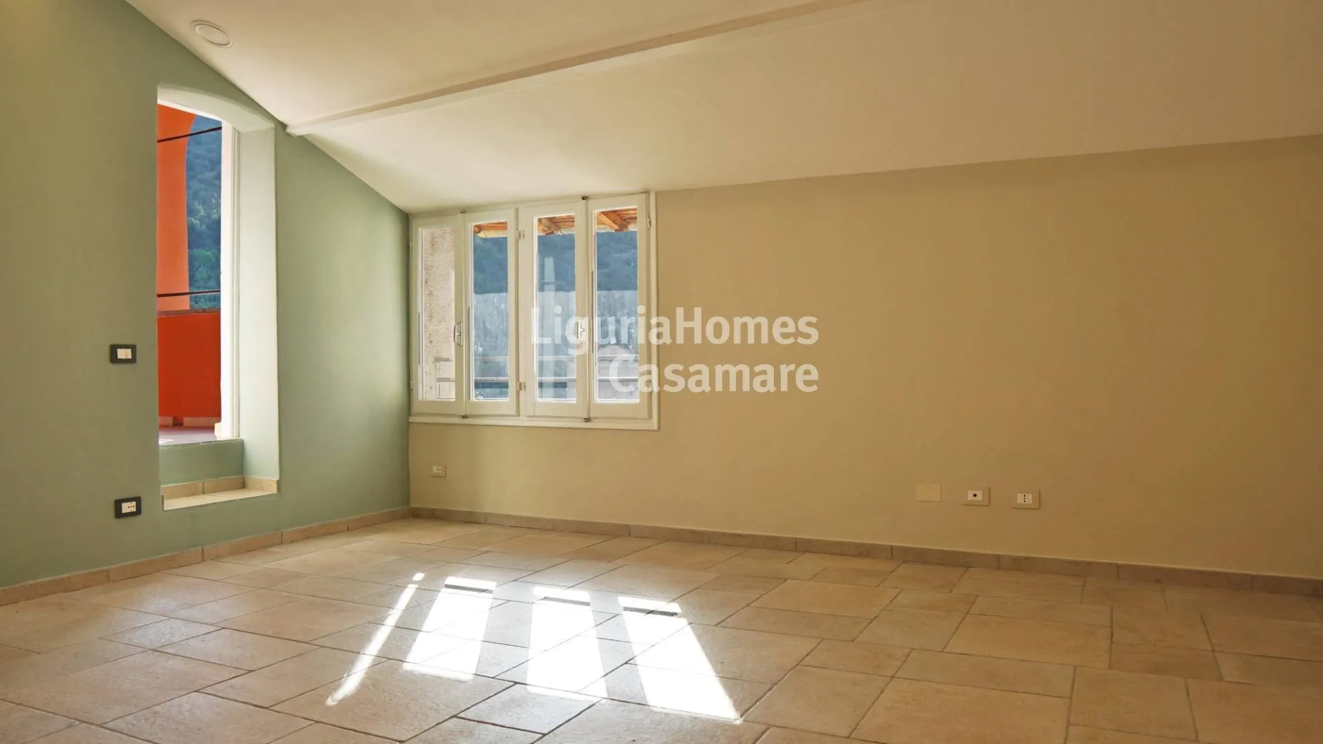 Komplett renovierte Wohnung mit schöner Panoramaloggia zum Verkauf in Dolcedo.