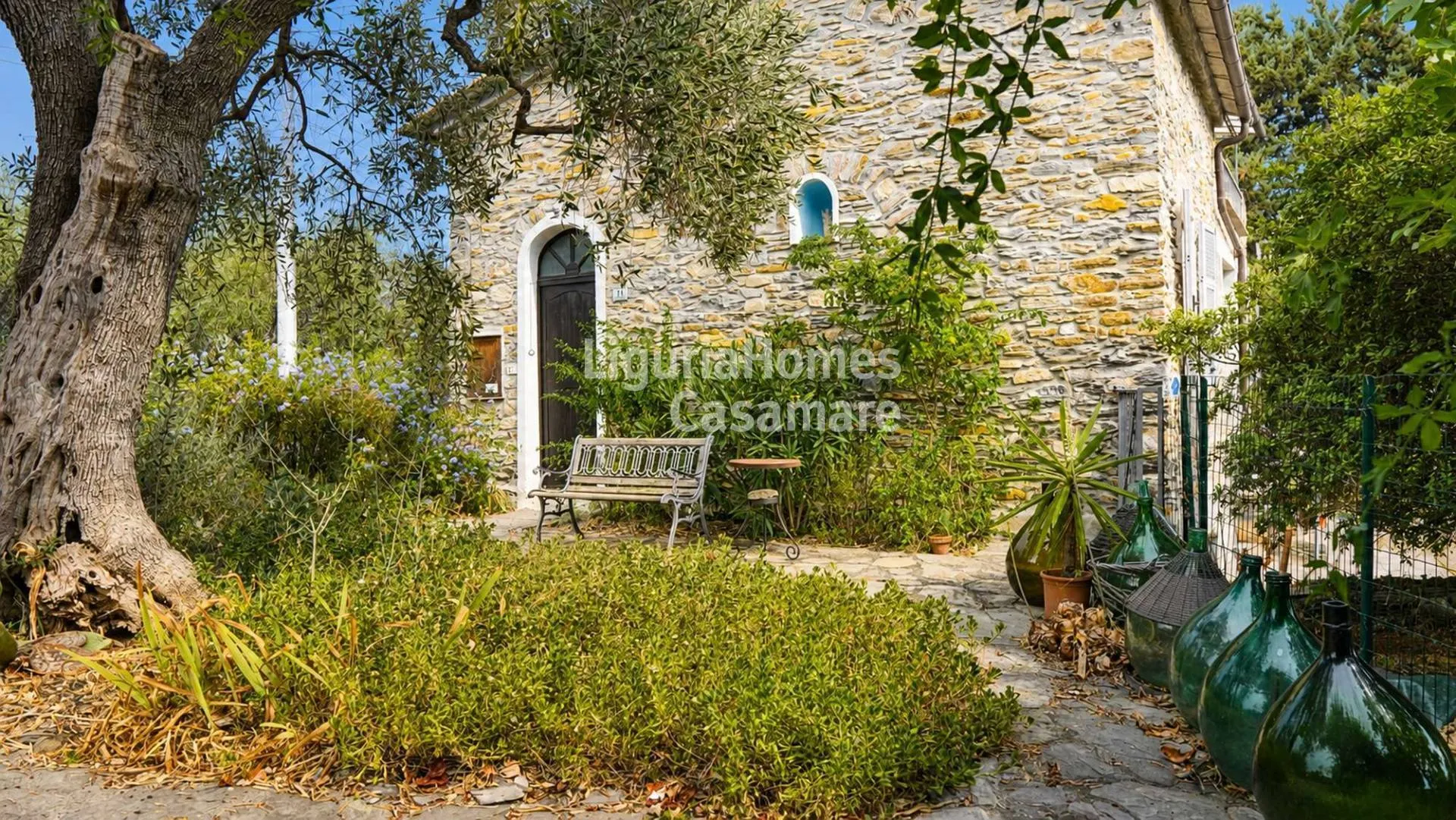 Encantadora villa de piedra en venta en Dolcedo, con vistas espectaculares y jardín privado.