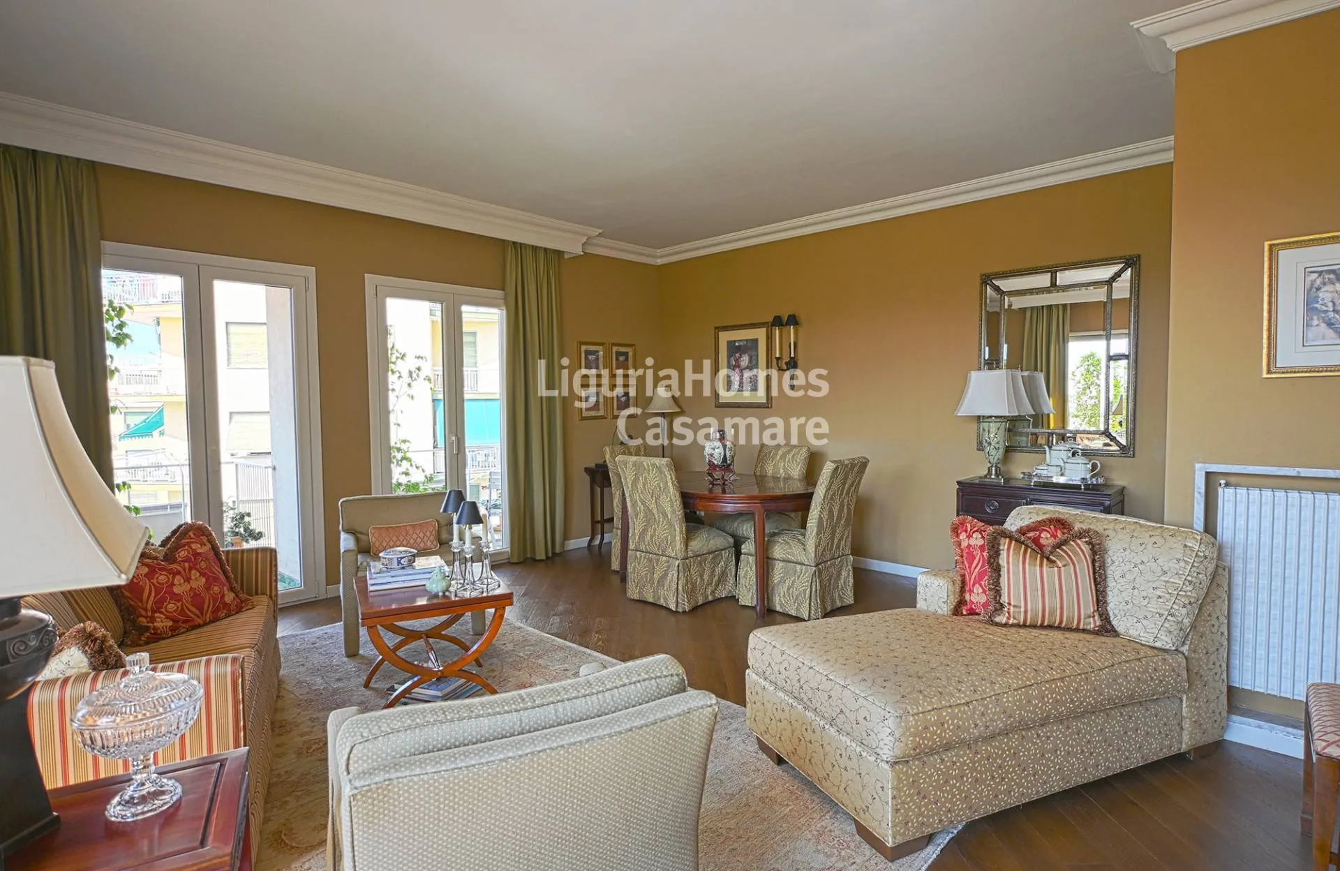 Elegante apartamento de tres dormitorios completamente renovado con una gran terraza en venta en San Remo.