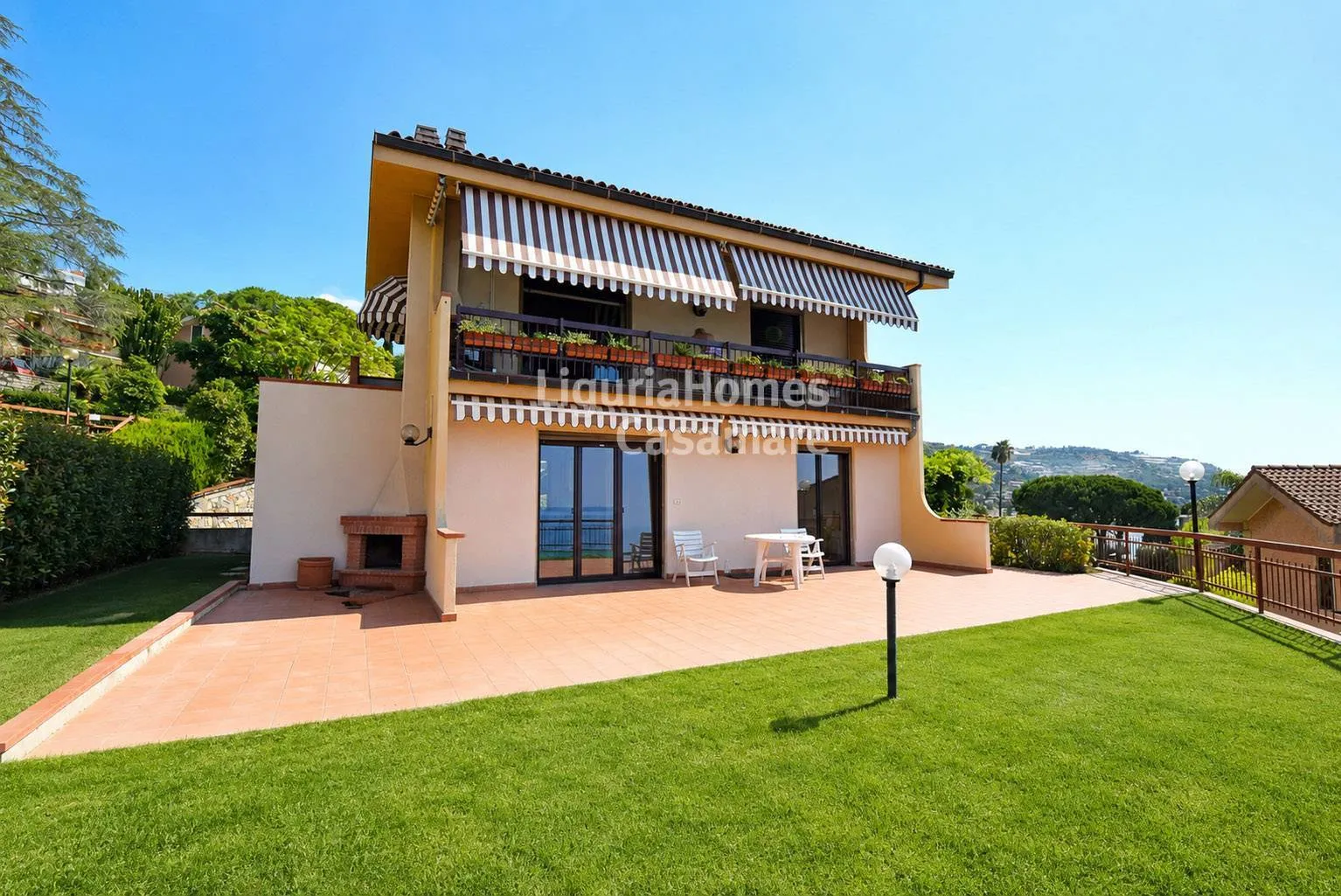 Prestigioso appartamento in vendita a Ospedaletti, situato all'interno di un elegante complesso residenziale con piscina, ampi giardini paesaggistici, un'area bronzatura e un parco giochi per bambini.