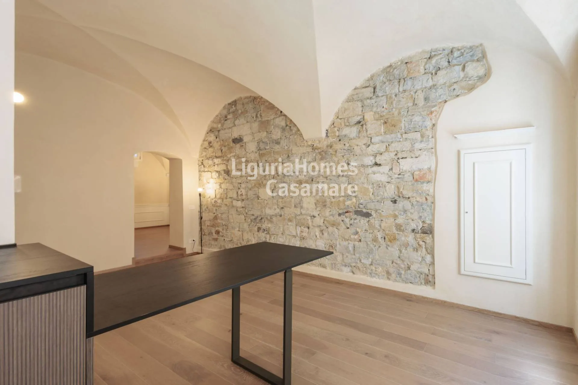 Vollständig renovierte Wohnung im historischen Zentrum von Santo Stefano al Mare.