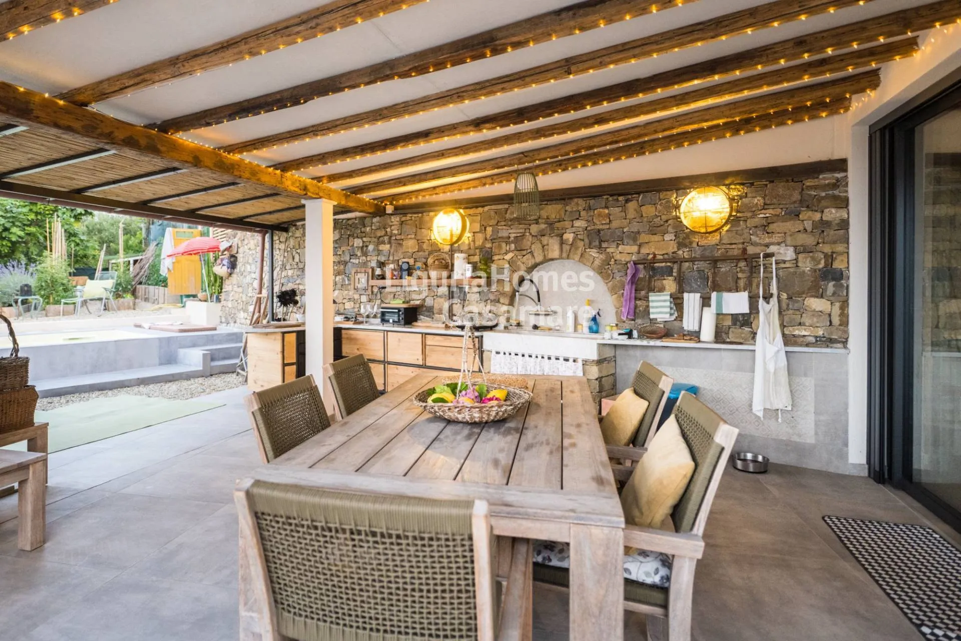 Villa bifamiliare con giardino privato, piscine esclusive e vista panoramica sul mare in vendita a Imperia.